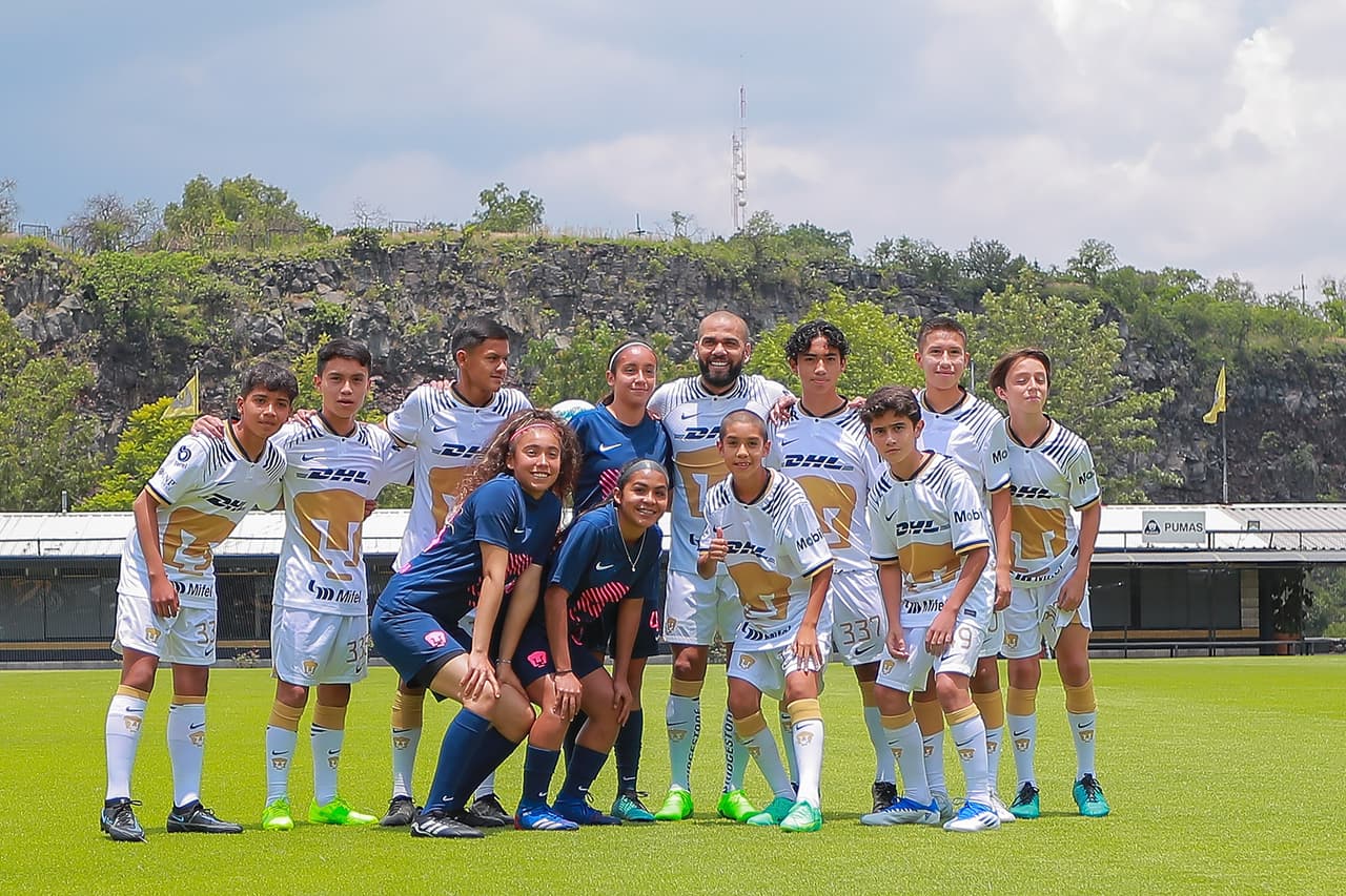 Así fue la presentación de Dani Alves ante la afición de Pumas en Cantera; el brasileño eligió el número 33.