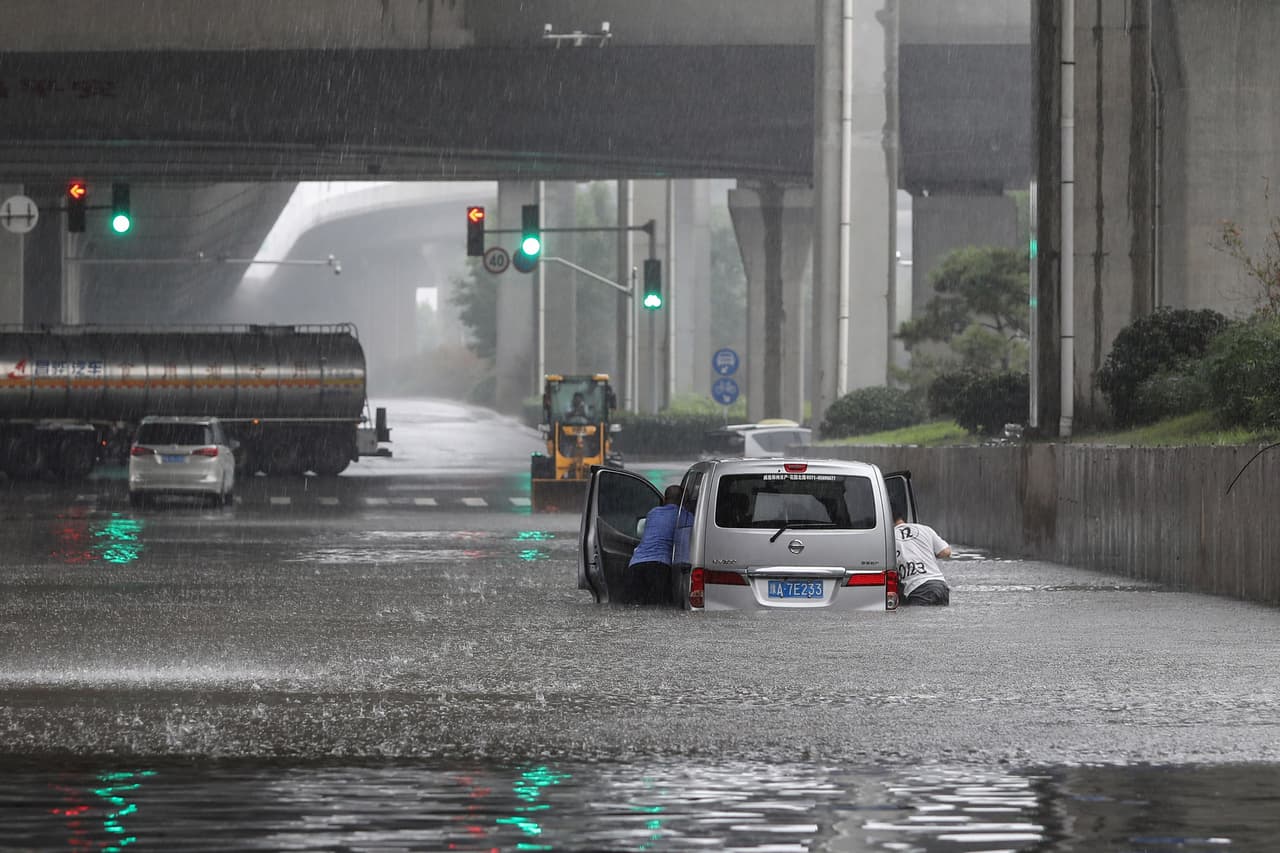 La televisión nacional CCTV mostró calles de la ciudad anegadas por el agua, mientras los habitantes empujaban sus vehículos en las vías inundadas. Según las autoridades locales, 
<b>más de 36,000 residentes de la ciudad estaban afectados por el desastre</b>.