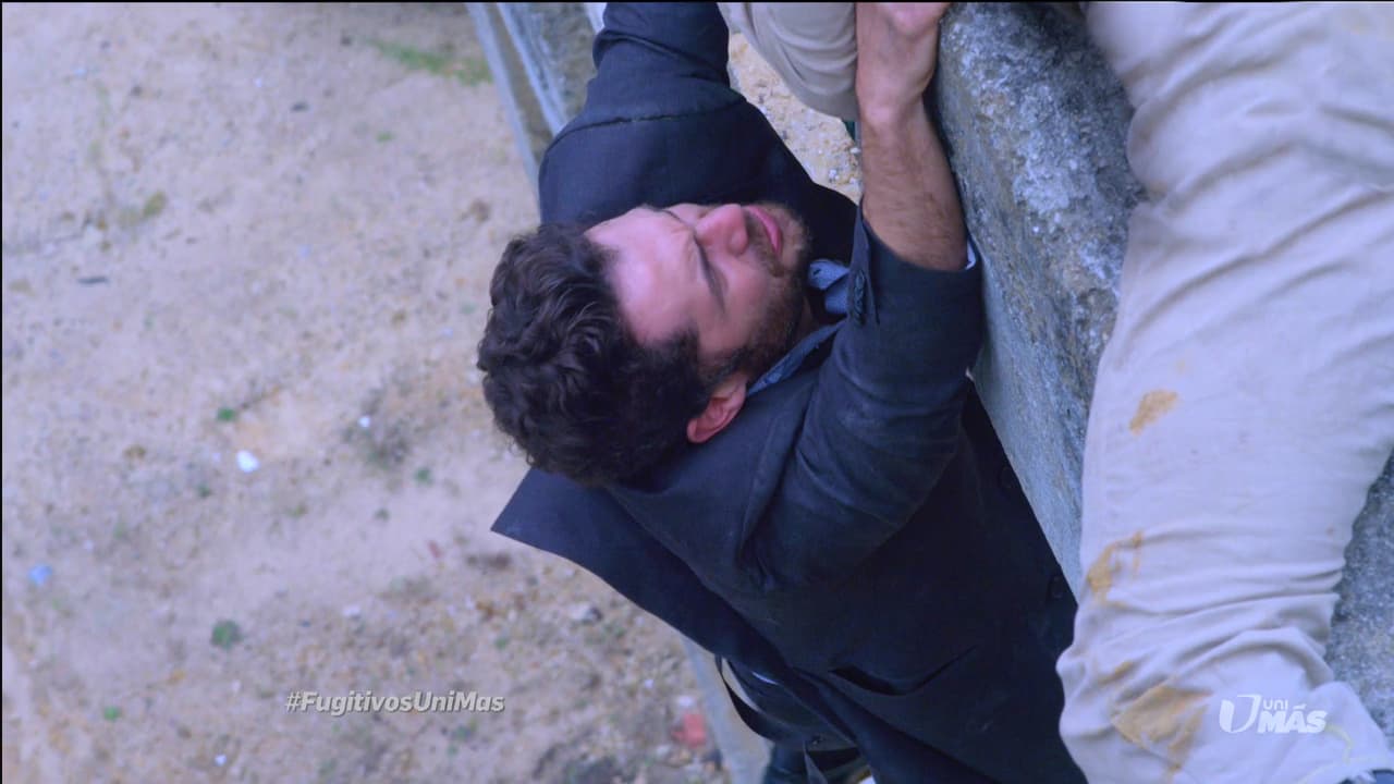 Julián no lo escuchó y no lo dejó caer. ¡No permitiría que se fuera sin pagar por sus crímenes!