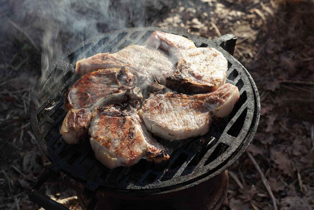 Chuletas asadas con estilo caribeño: Con el verano a la vuelta de la esquina, las familias están ansiosas por salir afuera a encender la parrilla. De acuerdo con un estudio realizado por el National Pork Board, el 41 por ciento de los hombres y mujeres utilizan la parrilla varias veces a la semana durante el verano.