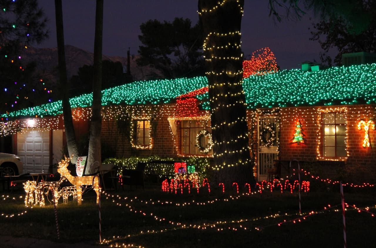 Los residentes del vecindario Winterhaven en el centro de Tucson cierran sus calles para contagiar de alegría a los visitantes que cada noche llegan para participar de uno de los festivales de luces más grandes del país.