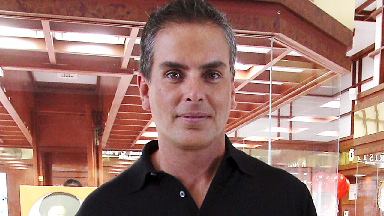 Aquel día, las autoridades de Guadalajara, en México, reportaron que un familiar del ex Garibaldi, de 58 años, acudió a visitarlo a su casa en esa ciudad y lo encontró con un cinturón en el cuello y 
<b><a href="https://www.univision.com/famosos/muere-xavier-ortiz-exintegrante-del-grupo-garibaldi-fotos" target="_blank">colgado del barrote de una escalera. </a></b>
<br>