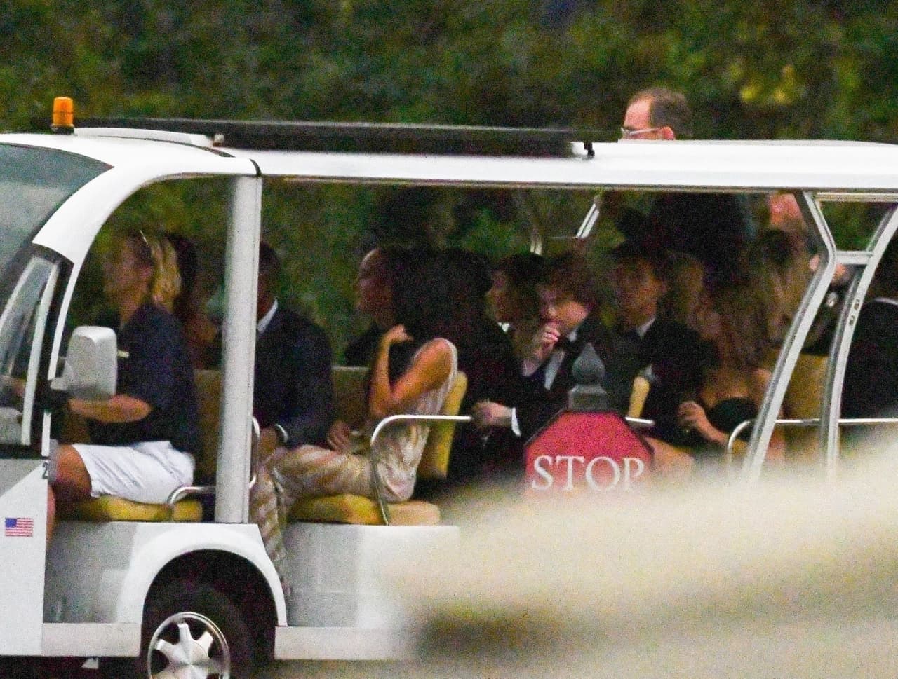 En cuarto sitio Miley Cyrus y Liam Hemsworth, en tercero
<b><a href="https://www.univision.com/famosos/las-fotos-de-la-boda-religiosa-de-justin-bieber-y-hailey-baldwin-el-velo-el-esmoquin-y-mas-fotos" target="_blank"> Justin Bieber y Hailey Baldwin</a></b>, en segundo Jennifer Lawrence y Cooke Maroney y en primero Miranda Lambert y Brendan McLoughlin.