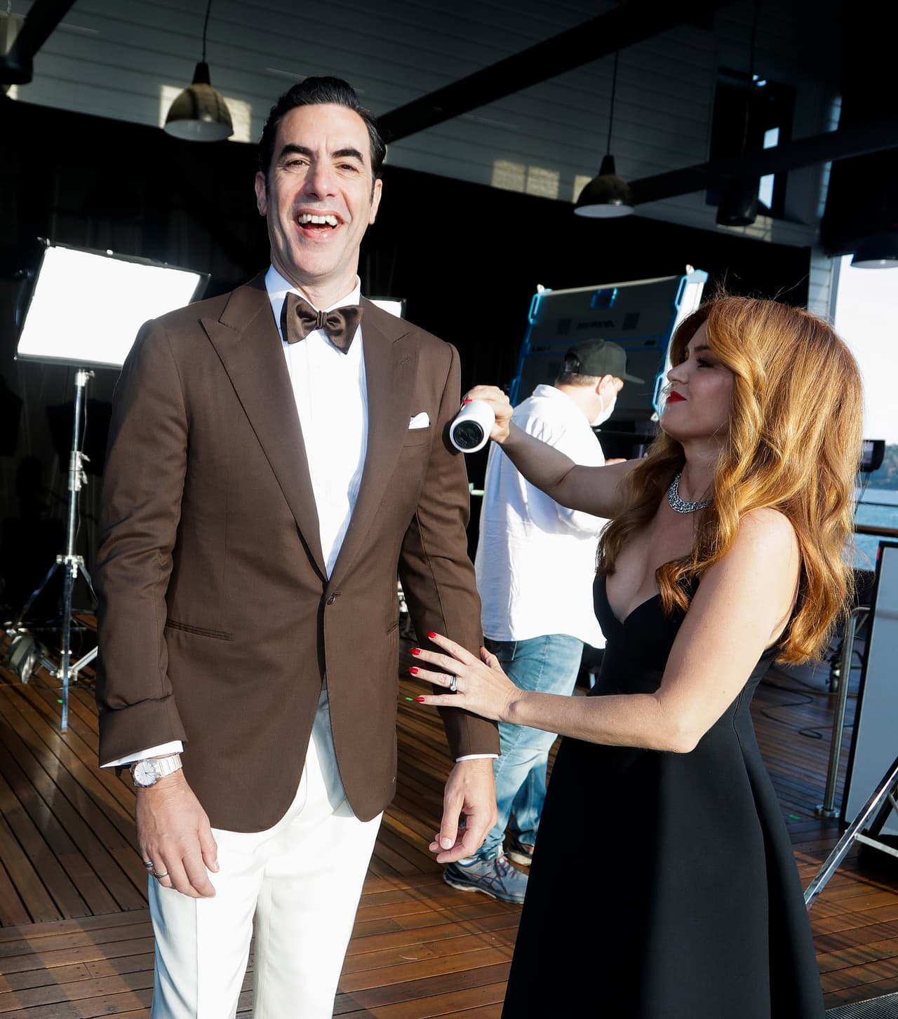 Desde Australia, Sacha Baron Cohen contó con el apoyo de su esposa Isla Fisher para formar parte de la ceremonia.