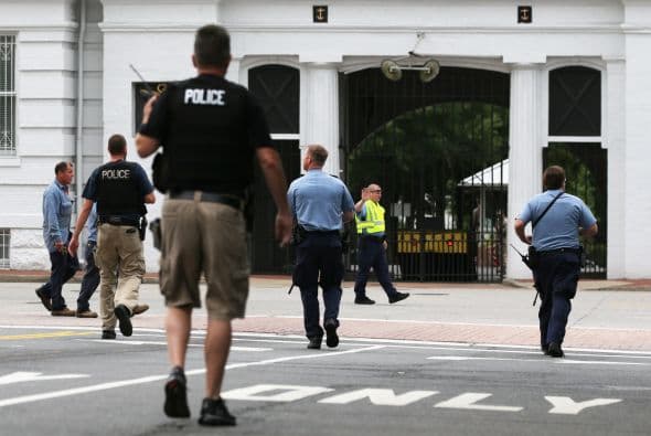 Personal de varias agencias responden al tiroteo en el Comando de la Marina de Guerra, el edificio 197. De acuerdo con las últimas noticias, uno de los sospechosos ha muerto.