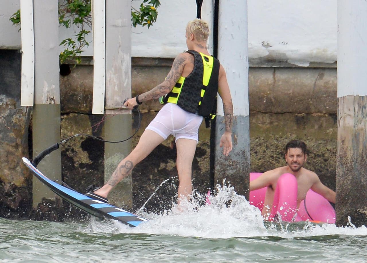 Usaron varios juguetes para disfrutar del agua.