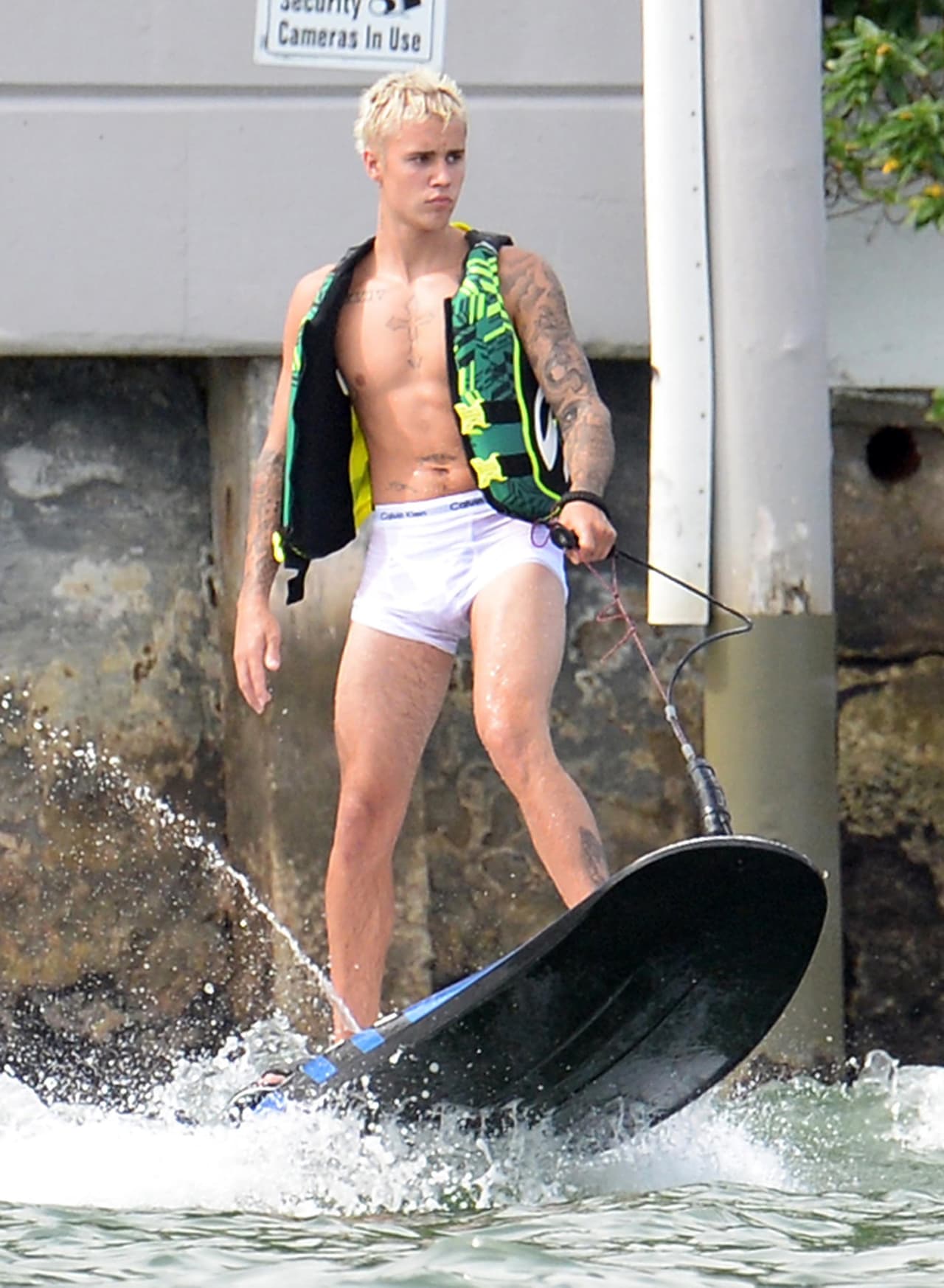 ¡Qué piernas! Bieber demostró que se jercita mucho para tener tonificado su cuerpo.