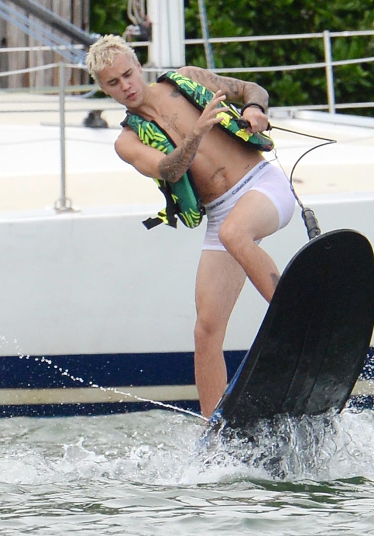 El único detalle es que al intérprete de 'Sorry' se le olvidó el traje de baño, pero eso no fue impedimento para la diversión ya que se subió en puritos chones.