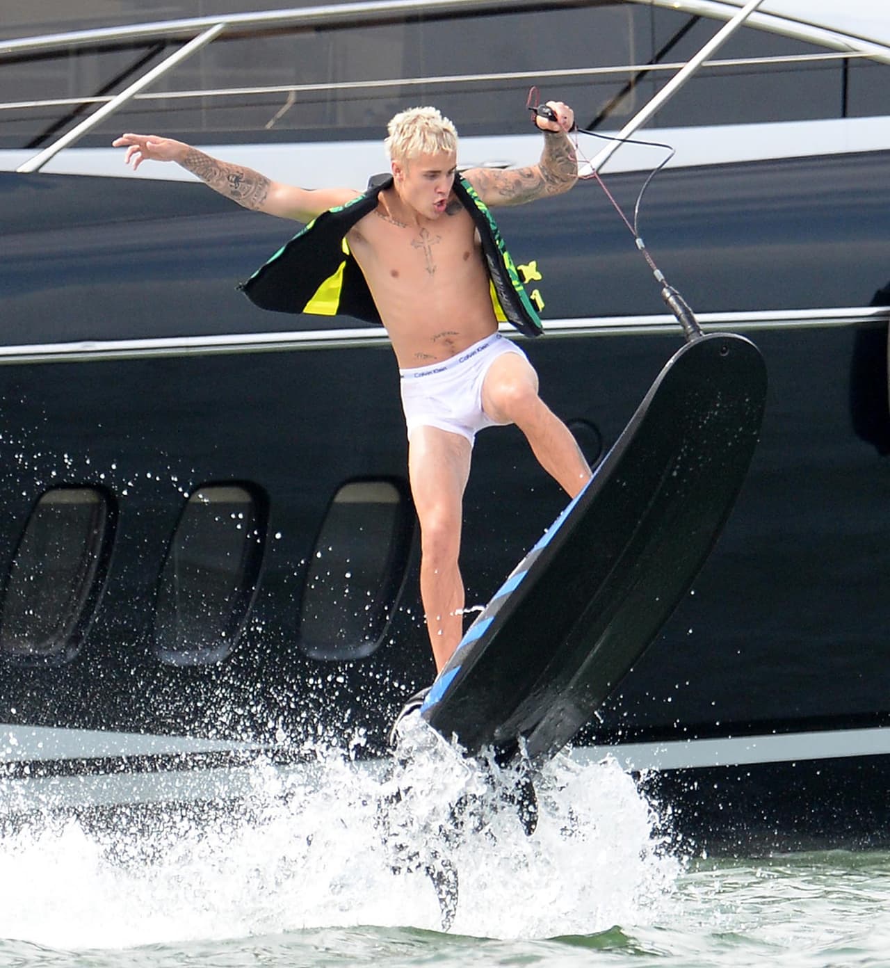 Justin Bieber se lució en una tabla de surf, mientras pasaba un buen tiempo de fin de semana.