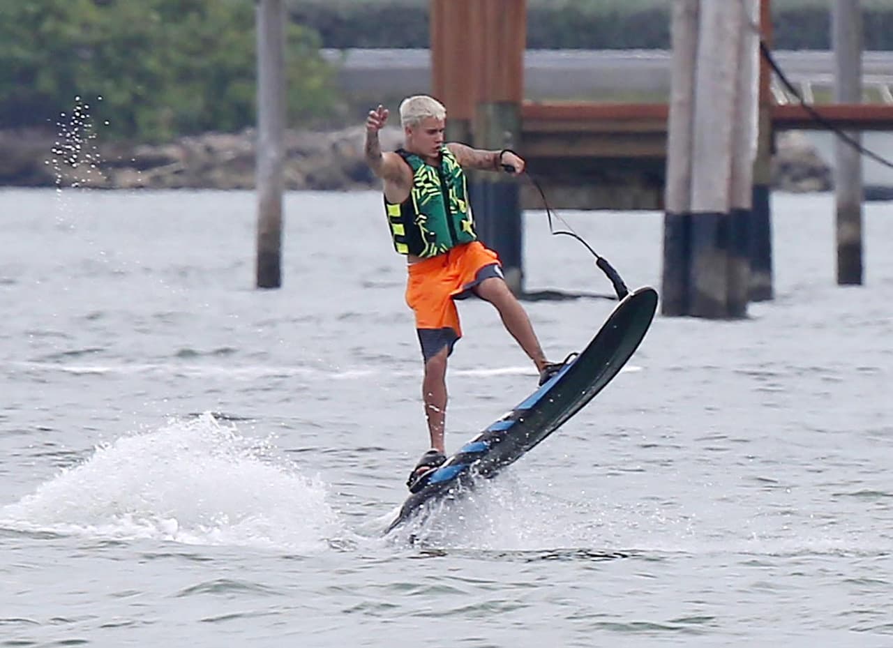 Ya con traje de baño y chaleco para protección, Bieber volvió a saltar a la tabla.