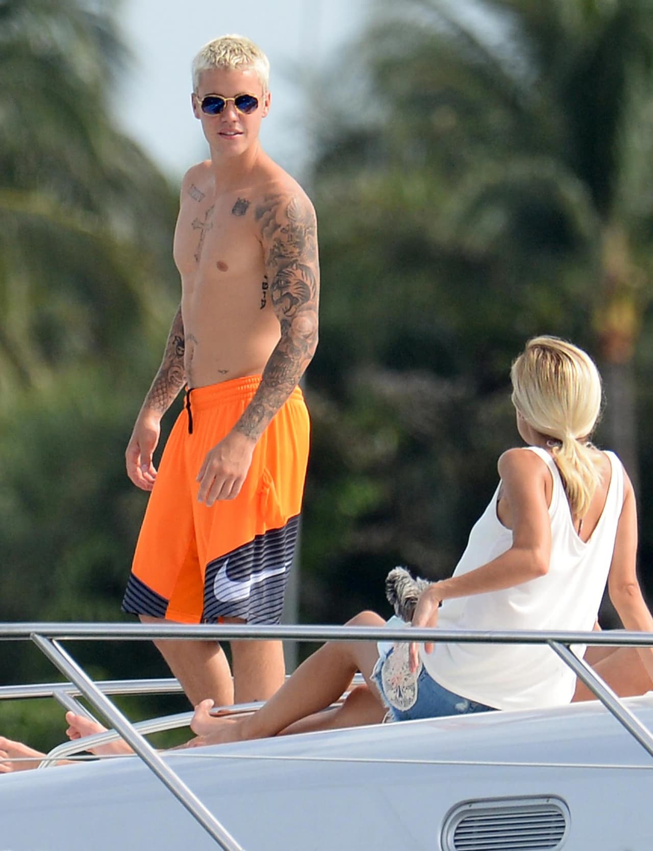 Justin decidió ponerse traje de baño mientras estaba en el yate tomando el sol con sus amigos.