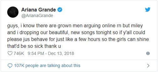 "Chicos, sé que que dos hombres adultos están discutiendo en línea en este momento, pero Miley y yo lanzaremos nuestras hermosas y nuevas canciones esta noche, así que, si por favor, se pueden comportar unas horas para que las chicas puedan brillar, sería fenomenal", escribió Ariana en su Twitter.