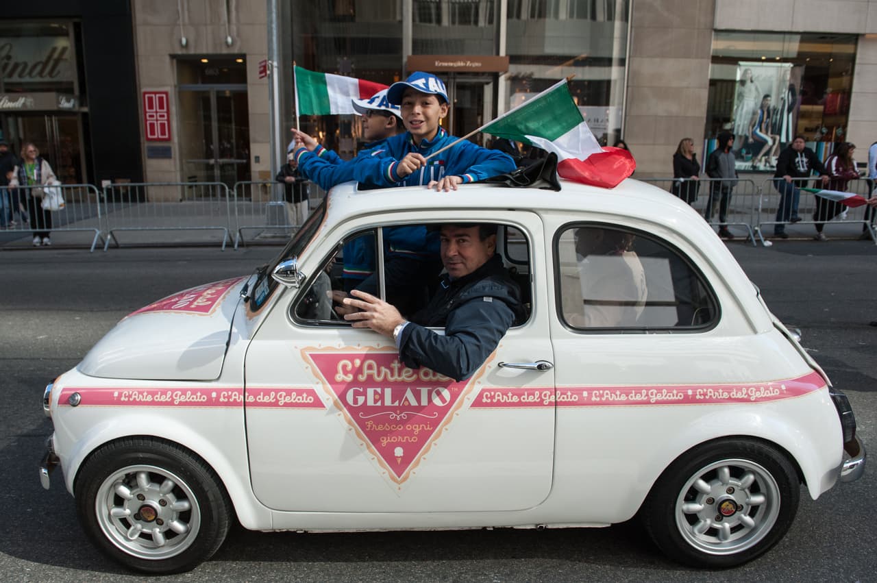 El tradicional gelato italiano fue promovido desde este carro antiguo que se paseó como pocas veces por la Quinta Avenida en Manhattan. Luce pequeño, pero llevaba a cuatro personas abordo.