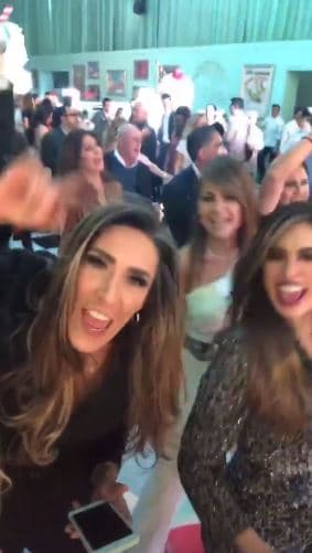 Los invitados al bautizo de María corearon las canciones que la agrupación interpretó.