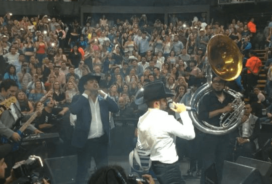 Insultan a una mujer por negarse a casarse con un joven que le pide matrimonio en un concierto de Julión Álvarez