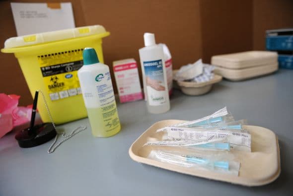 Un estudio reciente realizado por los autores de Influencer (un libro que trata sobre los cambios de conducta) reveló que la mayoría de las personas ni siquiera saben cómo fomentar en otros o en sí mismos una acción tan simple como lavarse las manos. De acuerdo con el estudio uno de cada cinco adultos no se lava las manos después de utilizar el baño, solo el 15% de los adultos se lava las manos después de toser o estornudar y tres de cada cuatro adultos no se lava las manos antes de comer. A continuación, diez consejos para mantenerse saludable y reducir la diseminación de gérmenes en la oficina: