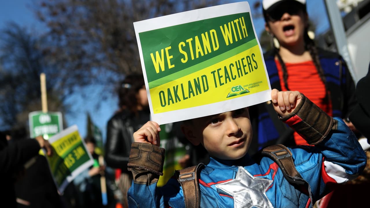 Tras protestas y una huelga de hambre, el distrito de Oakland contempla postergar el cierre de escuelas
