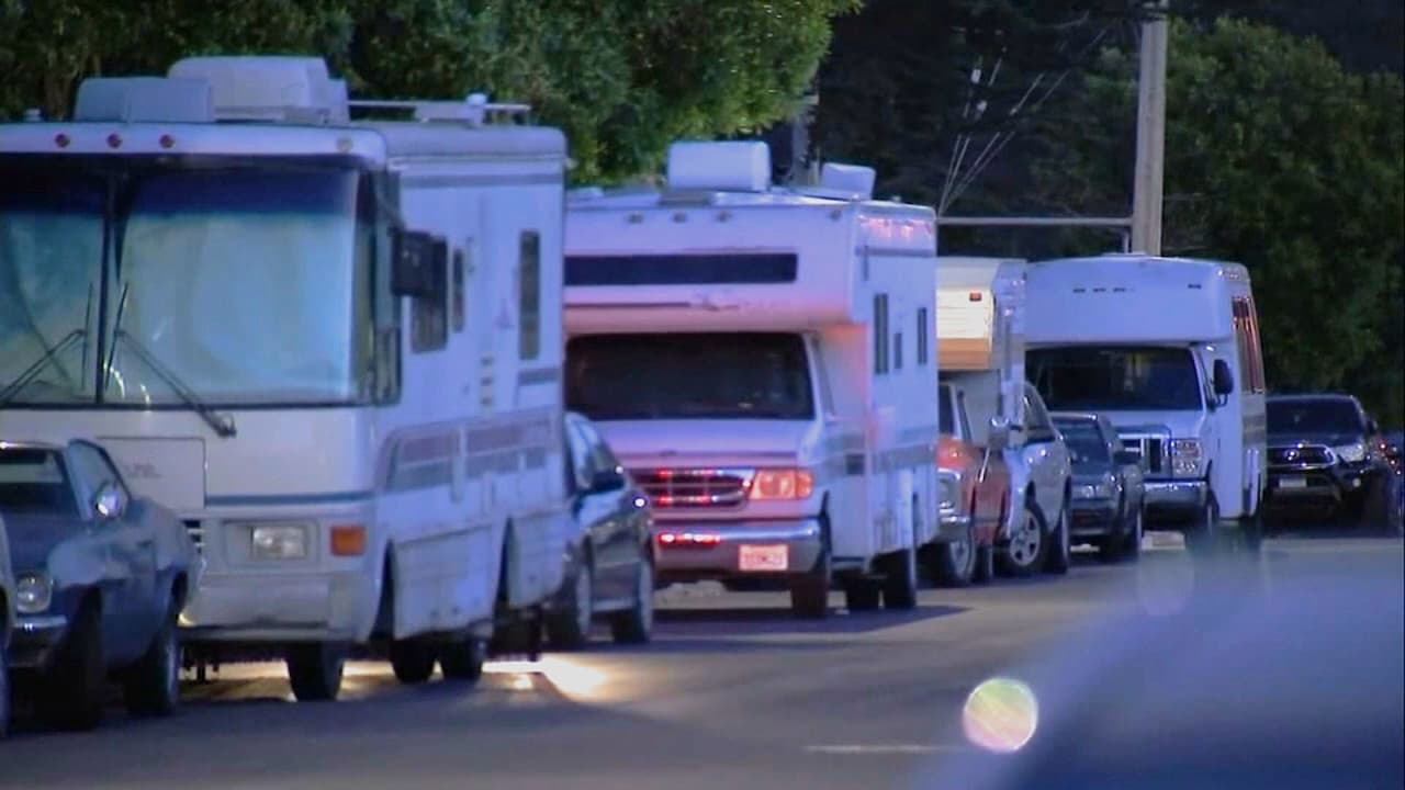 Ponen piedras grandes en carretera cerca de las oficinas de Tesla para que desamparados no se queden ahí