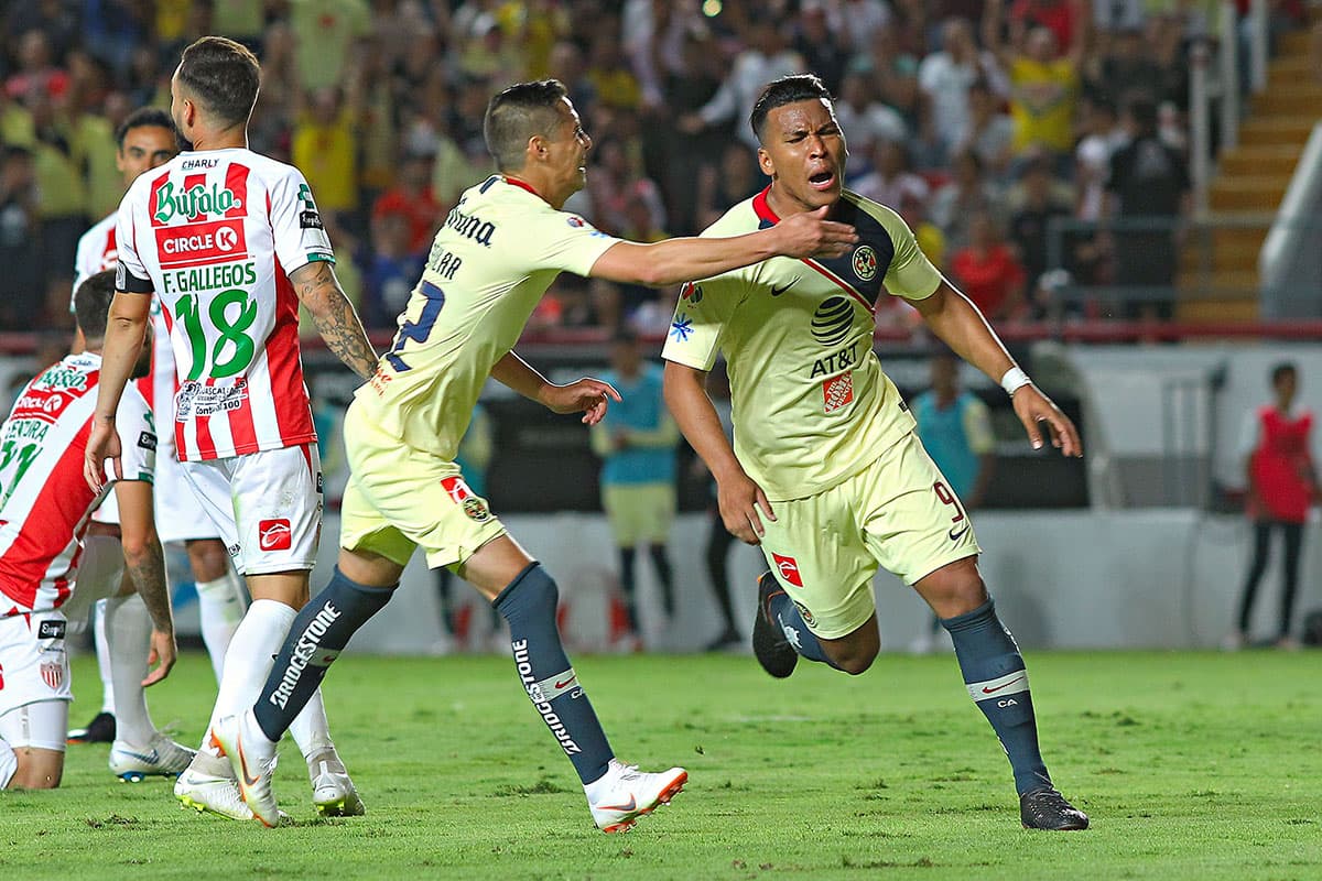 El delantero colombiano Roger Martínez celebra el gol del empate, su primero con la playera de las Águilas, al minuto 74.