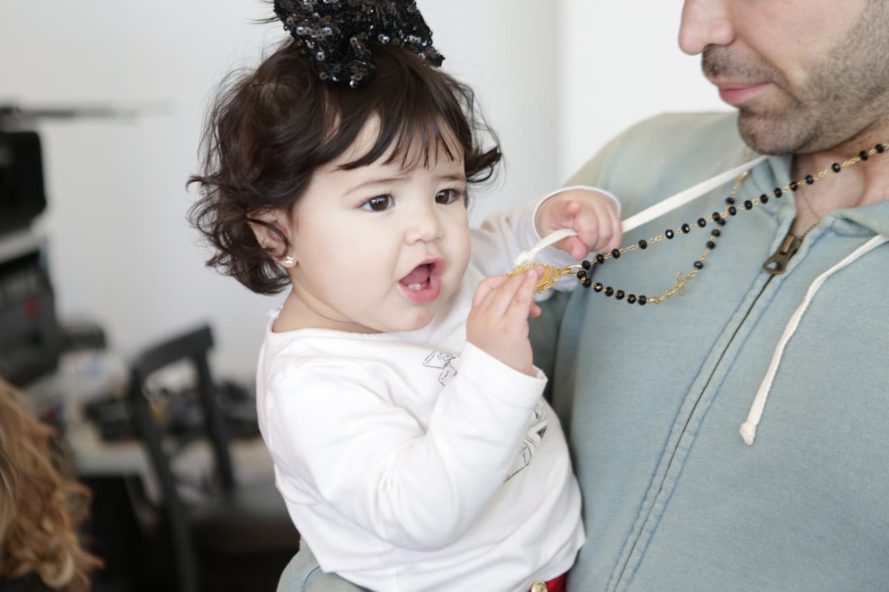 La pequeña nos robó el corazón desde el momento que nació. Es la consentida de todos y como dice Ana Patricia, es la nueva reina de su casa.