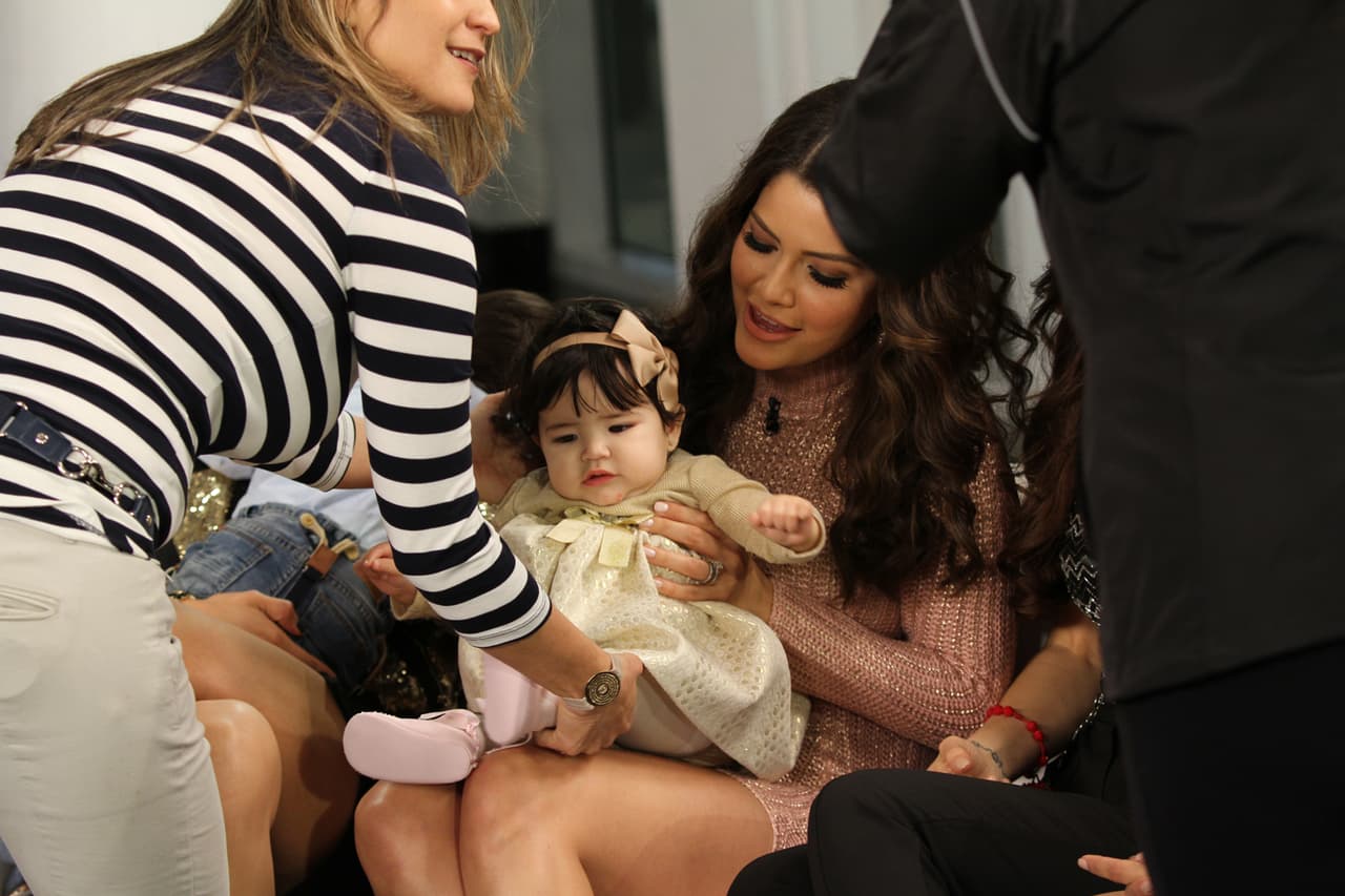 La pequeña nos robó el corazón desde el momento que nació. Es la consentida de todos y como dice Ana Patricia, es la nueva reina de su casa.