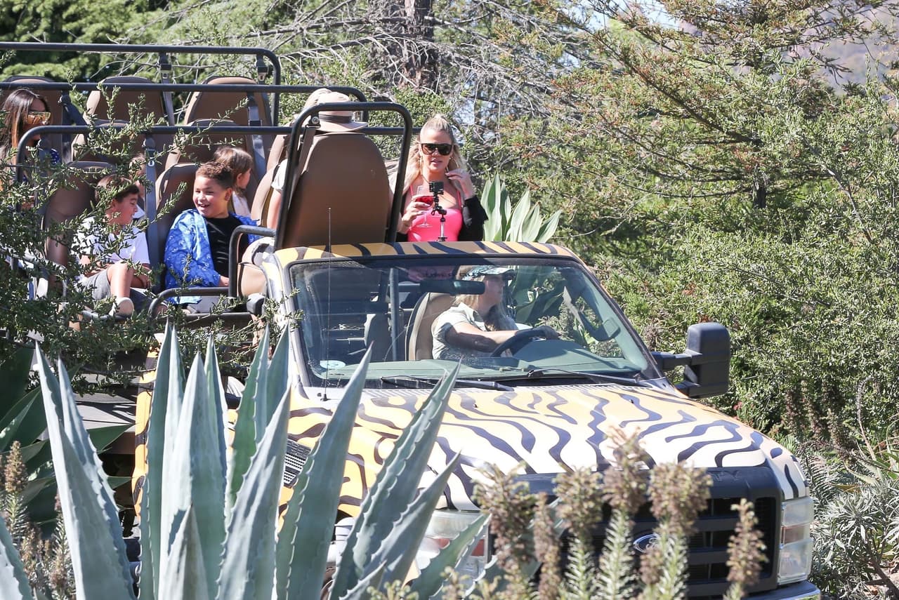 Khloé Kardashian lucía un poco seria. ¿Extrañaría a su hija True? La pequeña tiene 5 meses de nacida y luce adorable, aunque no vivió esta experiencia con mamá.