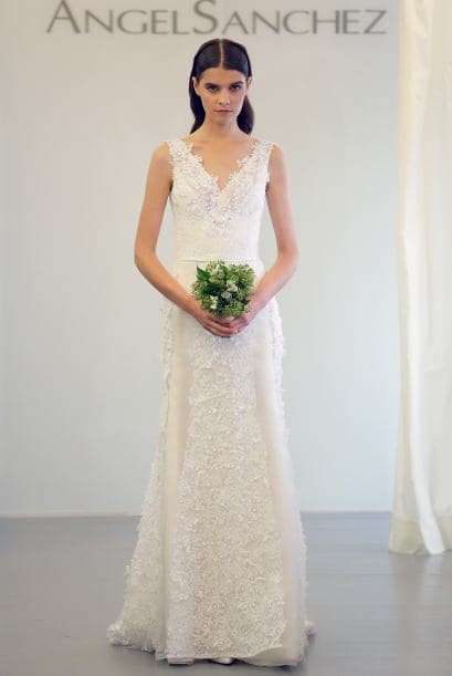 Angel Sanchez eligió detalles delicados de flores para su colección de primavera-verano 2015, que hacen a estos vestidos muy femeninos.