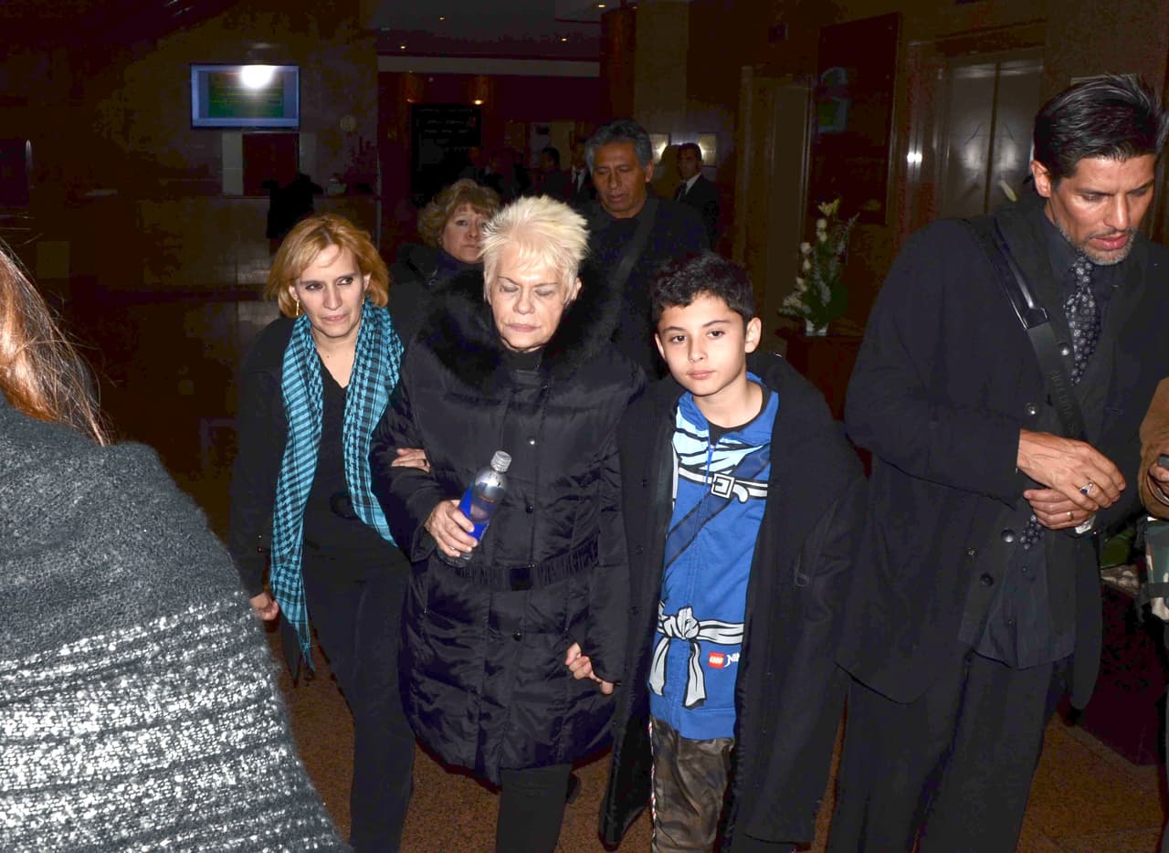 La bioserie de Yuri es producida por Miguel Ángel Fox para Televisa y las protagonistas de la historia serán la cantante y su madre,
<b><a href="https://www.univision.com/shows/mira-quien-baila/conmovida-hasta-las-lagrimas-yuri-recuerda-a-su-fallecida-madre-despues-de-ver-a-amara-llorar-por-la-suya-video" target="_blank">la fallecida Dulce Canseco</a></b> (al centro), quien fue su representante.
<br>