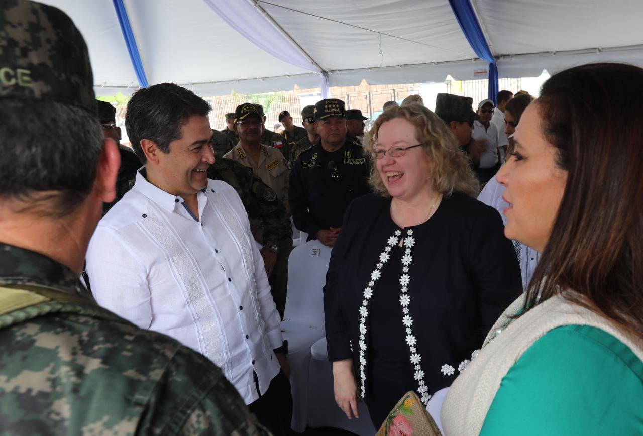 En conmemoración del Día de las Fuerzas Armadas de Honduras la Encargada de Negocios de los Estados Unidos Colleen Hoey asistio a un desfile cívico militar con el presidente Juan Orlando Hernández, el 19 de octubre.