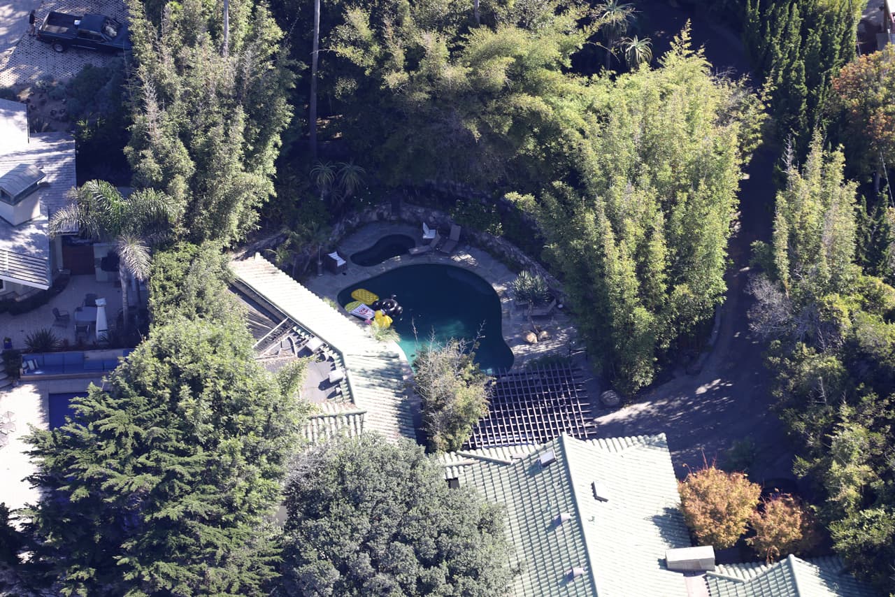 Cuenta con una piscina para que sus seis hijos se diviertan.
