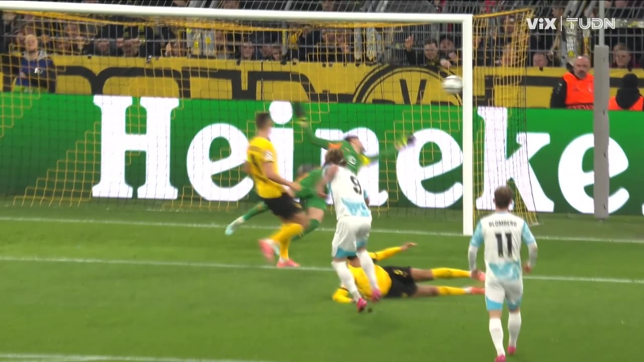 ¡Se salva el Dortmund! Kasper Høgh manda su disparo al poste
