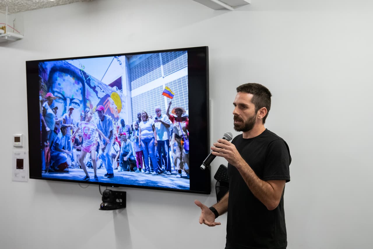 La exposición lleva el nombre de un poema escrito por el poeta y activista venezolano Chino Valera Mora.