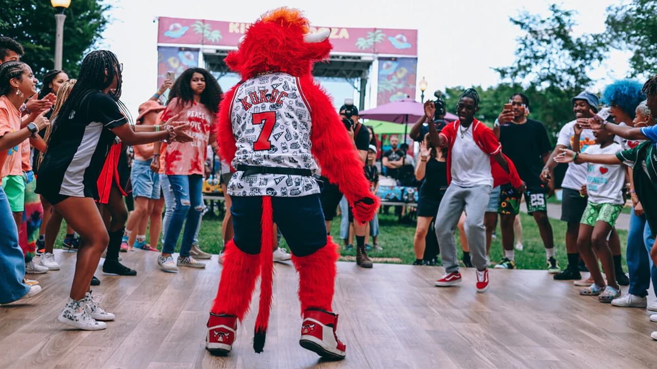 <b>Bulls Fest</b>
<br>Para los amantes de los deportes, uno de los equipos insignia de Chicago festeja su festival anual de dos días con actividades artísticas, música y estrellas de los Toros de Chicago. El evento es sábado y domingo en United Center.
<a href="https://www.nba.com/bulls/bullsfest" target="_blank">Consulta esta página para más información.</a>