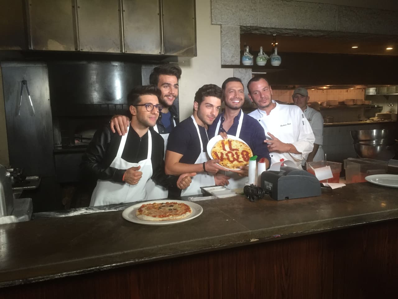 ¡Pizza musical! Il Volo decoró su obra de arte con su nombre ¡en salsa!