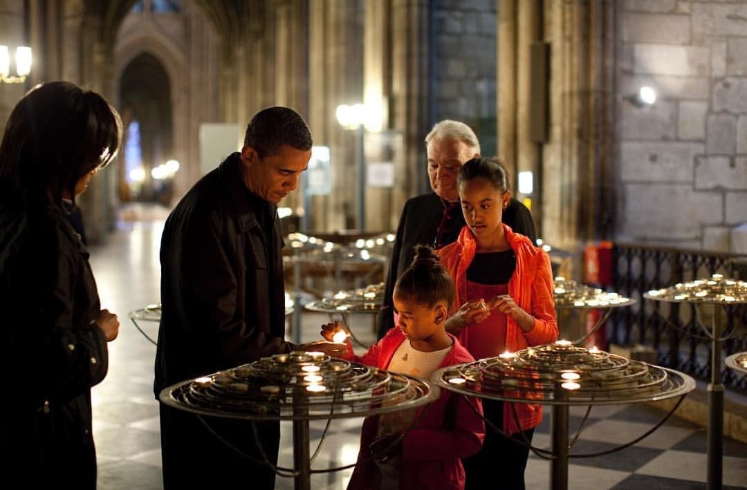 El ex presidente de Estados Unidos, Barack Obama, compartió una emotiva fotografía con su familia en el altar del templo católico, en la que destacó: “Notre Dame es uno de los tesoros más grandes del mundo, y estamos pensando en el pueblo francés en su momento de duelo. Está en nuestra naturaleza lamentar cuando vemos historia que se pierde, pero también está en nuestra naturaleza reconstruir para el mañana, tan fuerte como podamos”.
<br>