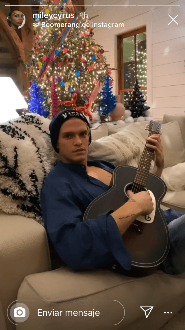 Cyrus celebró el 25 de diciembre junto a su familia y en compañía de Cody Simpson, con quien supuestamente 
<b><a href="https://www.univision.com/famosos/las-madres-de-miley-cyrus-y-cody-simpson-le-dan-la-bendicion-a-la-relacion-que-tienen-sus-hijos-fotos" target="_blank">tiene una relación sentimental</a></b> desde octubre pasado. La cantante publicó varias fotos e imágenes en su 
<b><a href="https://www.instagram.com/mileycyrus/" target="_blank">cuenta de Instragram</a></b> en donde dio cuenta de los festejos. 
<br>