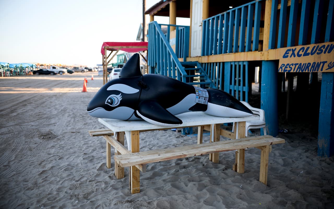 El Cartel del Golfo, en una sangrienta guerra con Los Zetas, mantiene el control de esta zona. Según explica el agente Parks, lanchas de pescadores cargan droga en estas playas para llevarla hasta Isla del Padre o Corpus Christi, en Texas. Otras entran por el río o por las lagunas y llegan a Estados Unidos por carretera a través de los puentes internacionales.