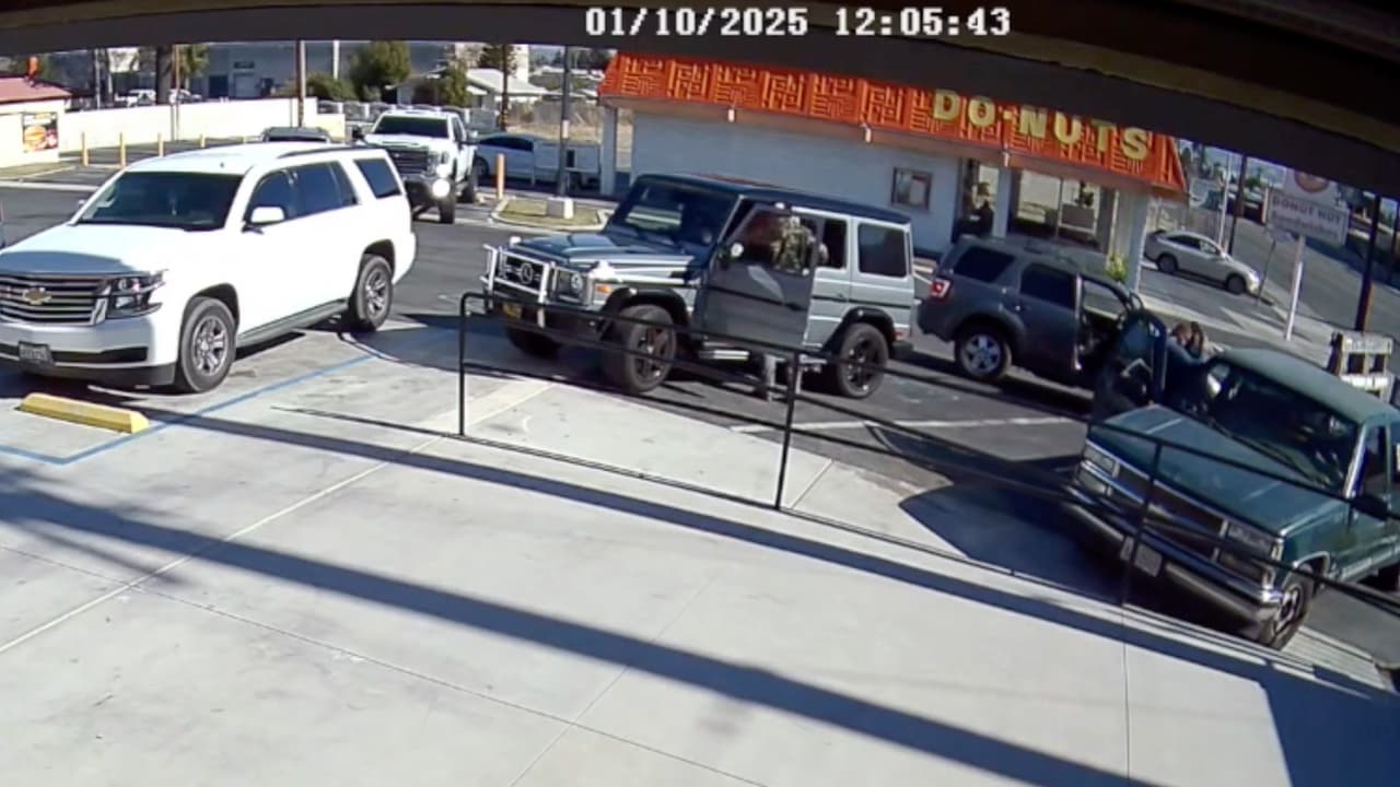 El agresor comienza a discutir con Yesenia y logra arrebatarle la bolsa, aparentando ser un robo y sin importarle que hay personas cerca presenciando lo que ocurre.