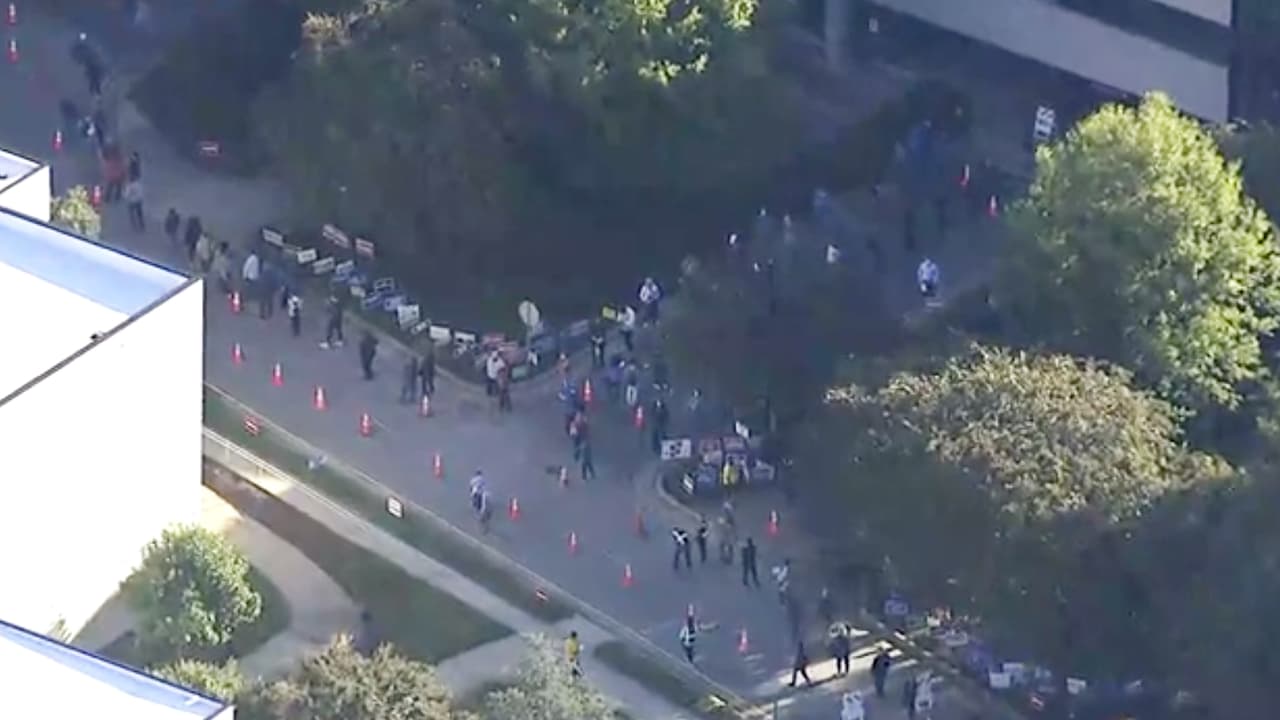 Votantes colman masivamente los centros electorales en el inicio de las elecciones anticipadas en Carolina del Norte 