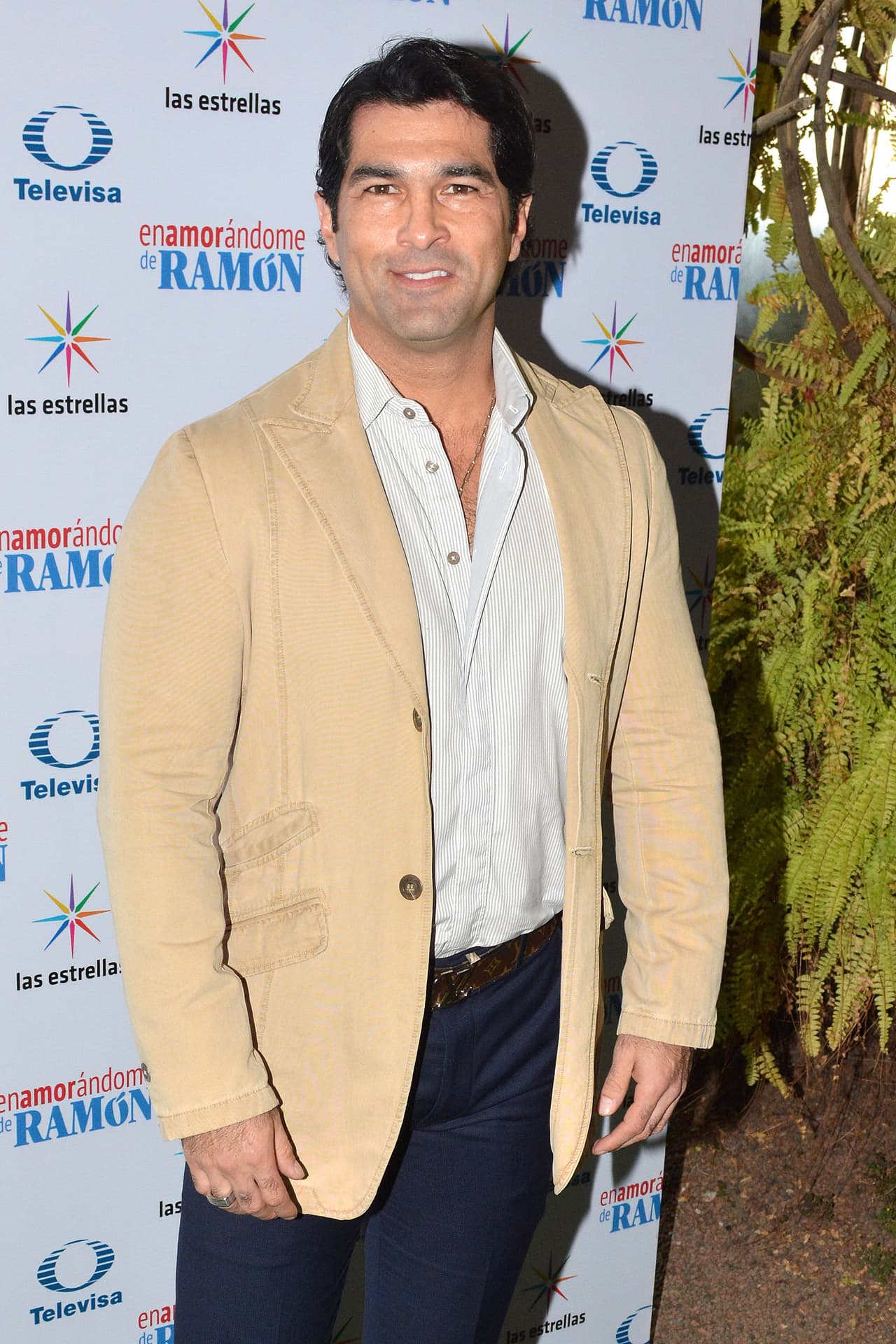 Arturo Carmona se quitó la barba de candado para este proyecto.