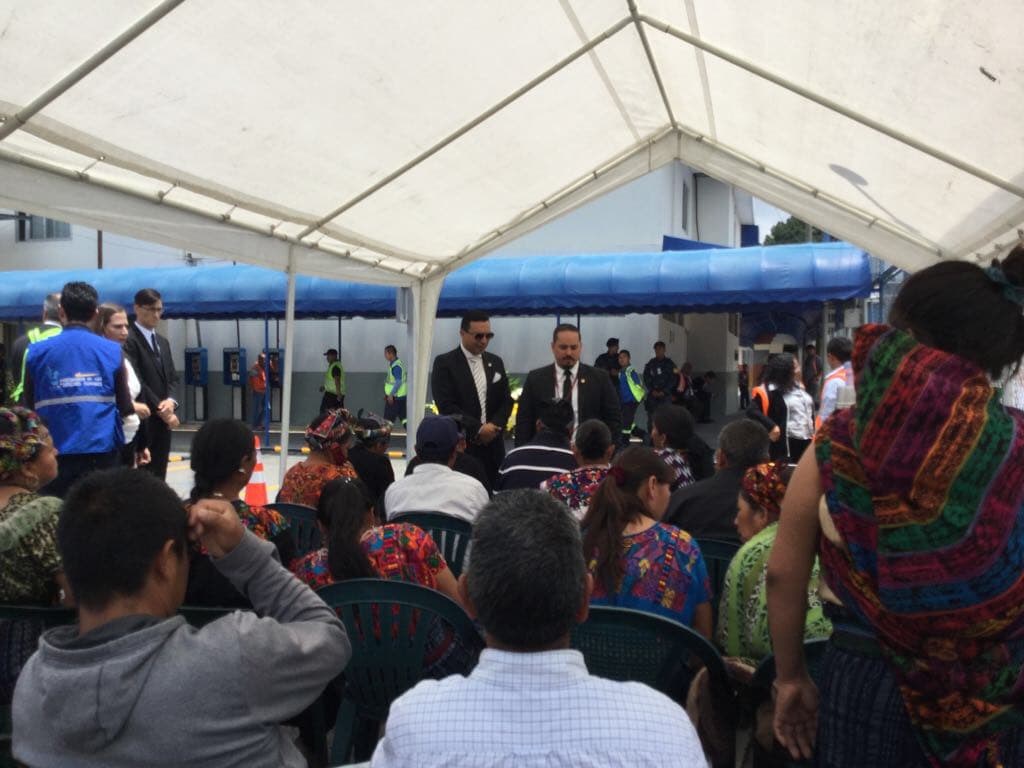 Los padres de la joven aseguran que tomó la decisión de viajar a EEUU a pesar de que conocía sobre las políticas cada vez más estrictas del presidente Donald Trump hacia los inmigrantes ilegales. Los funcionario guatemaltecos hablaron con los familiares de la joven que esperaban en el aeropuerto.