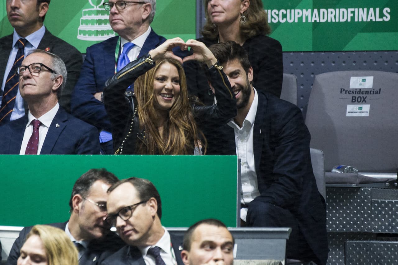Algunos fotógrafos captaron el momento en que la intérprete de ‘Waka waka’ 
<b><a href="https://www.univision.com/famosos/shakira-y-pique-tienen-mucho-dinero-pero-eso-no-impide-que-ensenen-a-sus-hijos-a-recoger-la-basura-que-contamina-video">hizo señas y divertidos gestos a sus hijos</a></b>, quienes estaban sentados en otra zona del recinto.