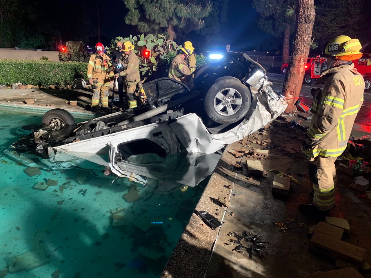 Choque entre dos carros finaliza en la piscina de una casa en Garden Grove