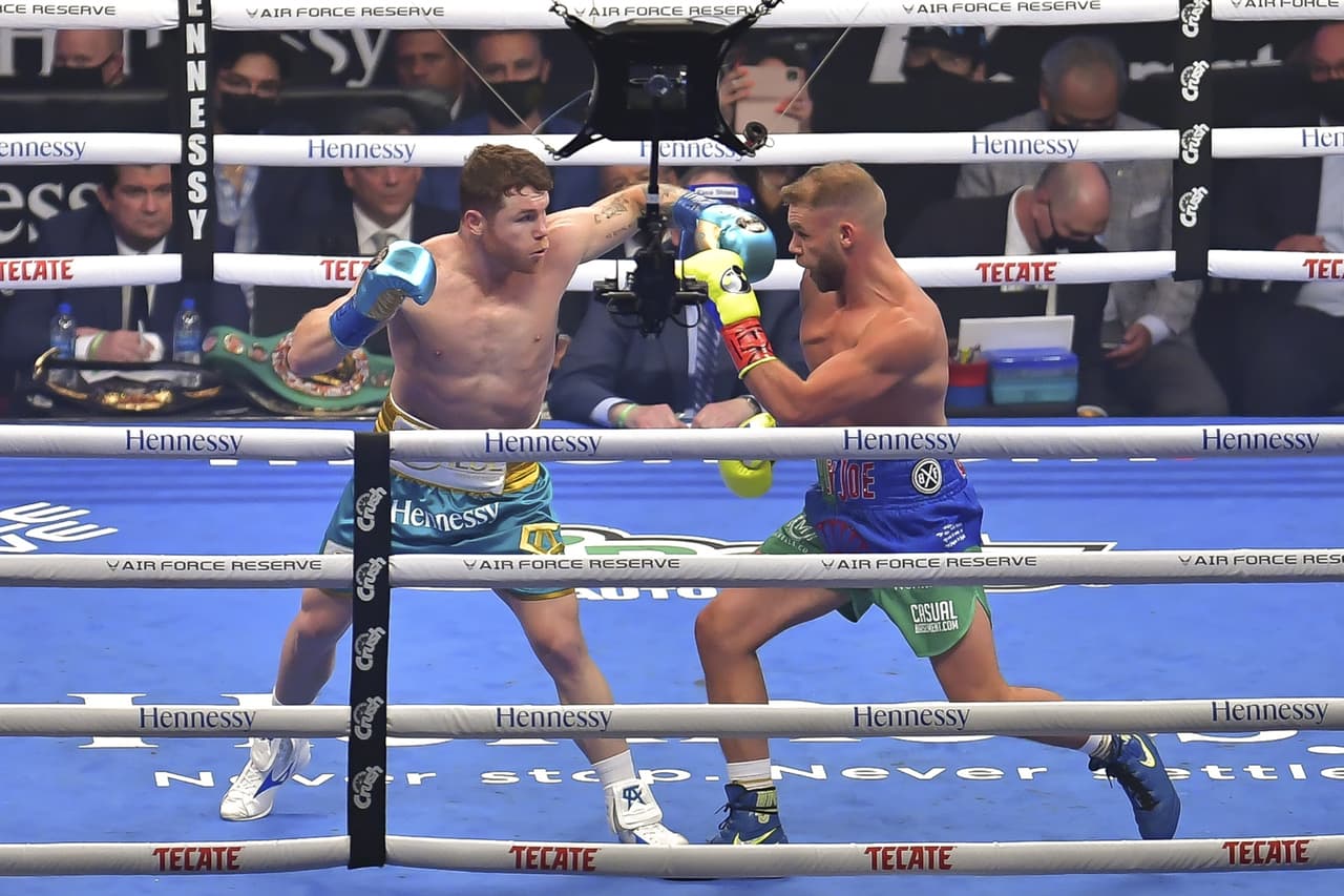 Saúl 'Canelo' Álvarez le dio una tunda al peleador británico, le cerró por completo un ojo y provocó que ya no saliera al noveno round después del castigo que recibió en 8 asaltos dominados por el mexicano.