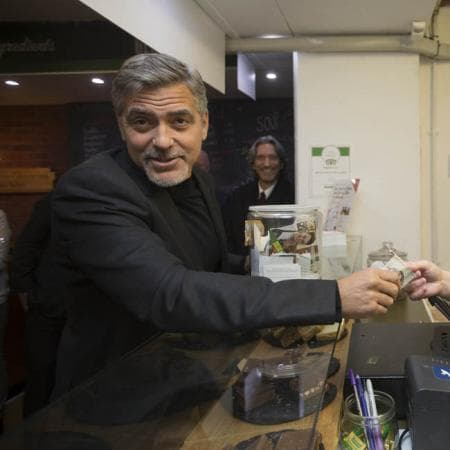 George Clooney compra almuerzos para personas sin hogar 
