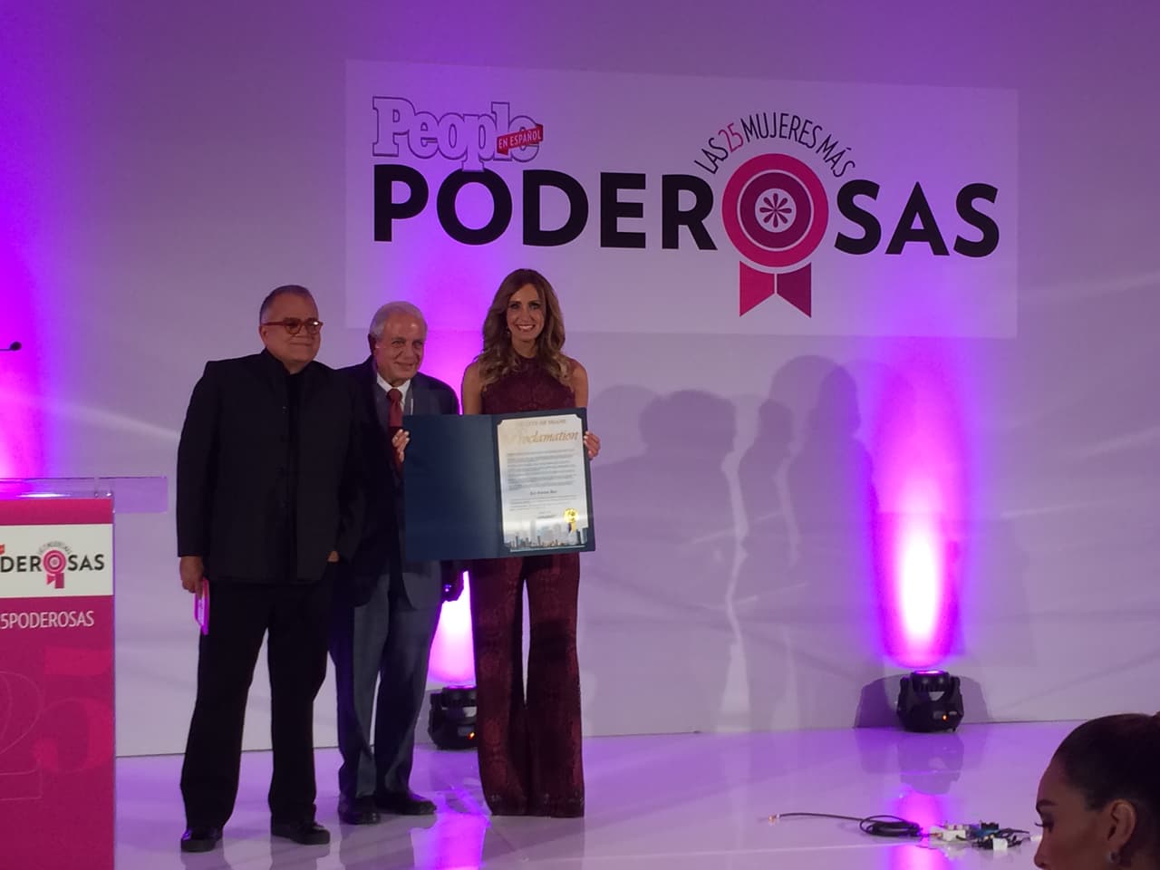 Tomás Regalado y Armando Correa muy orgullosos y felices de reconocer a Lili en su día
<br>