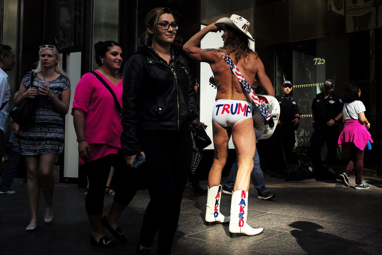 Tal vez fue la timidez, falta de tiempo o incluso que lo han visto en otras ocasiones y por eso no se detuvieron. Aunque habría quien piense que hay mujeres molestas con Donald Trump por sus expresiones sobre cómo las trataba íntimamente.