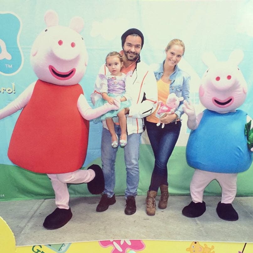 "
<b>Yo tengo una restricción, él no se me puede acercar ni a mí ni a mis hijas</b>, se mete a mi departamento, no hay manera que yo permita esto, que se lleve las cosas de mi casa, que se lleve a mis hijas a fuerza, es un abuso de que se aproveche que yo estoy sola y venga a amedrentarme de esta manera".
<br>