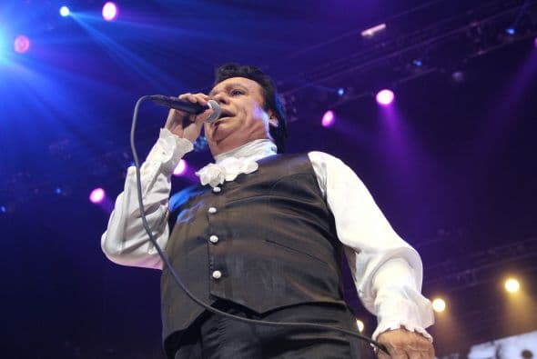 El Divo de Juárez, Juan Gabriel, hizo retumbar Phoenix con su música, su voz y sus bailes, enloqueciendo a miles de fans que llenaron el US Airways Center. Con un "¡Viva México!", Juanga arrancó su gira de conciertos del tour "Volver" ante un auditorio repleto que respondió con la misma pasión. Este ícono mexicano deleitó al público con sus grandes éxitos como "Querida", "El Noa Noa", "Inocente pobre amigo," y "Amor Eterno" entre muchos otros. El cantante se entregó por entero a sus seguidores, quienes cantaron, bailaron, lloraron y hasta aprovecharon para tomarse una selfie en un espectáculo que fue divertido y emotivo a la vez.