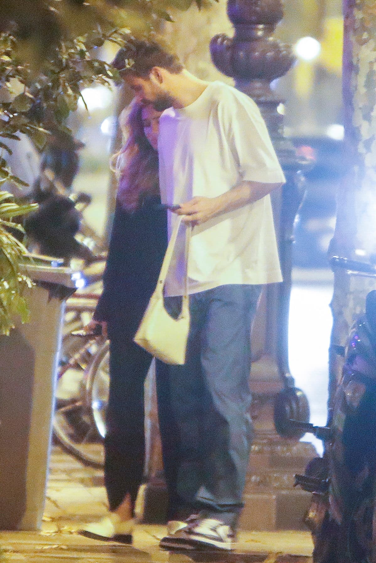 Tras cenar juntos, Piqué y Martí sostuvieron una conversación afuera del establecimiento, lo que quedó capturado en imágenes difundidas por The Grosby Group.
<br>